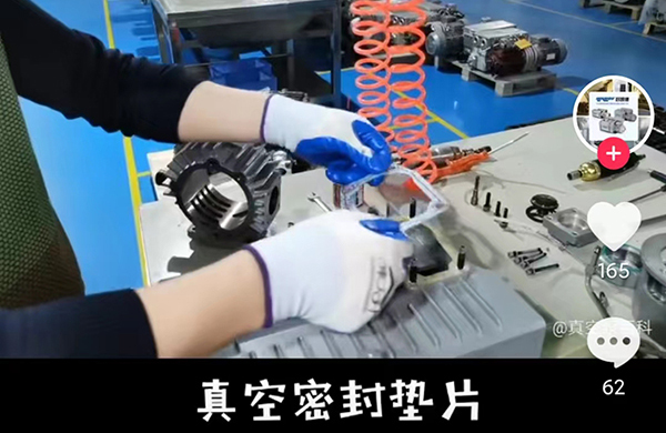 在(zai)這裏(li)，1分(fen)鐘內，爲(wei)妳展(zhan)示一(yi)檯(tai)真(zhen)空泵(beng)完整的(de)組裝(zhuang)過程